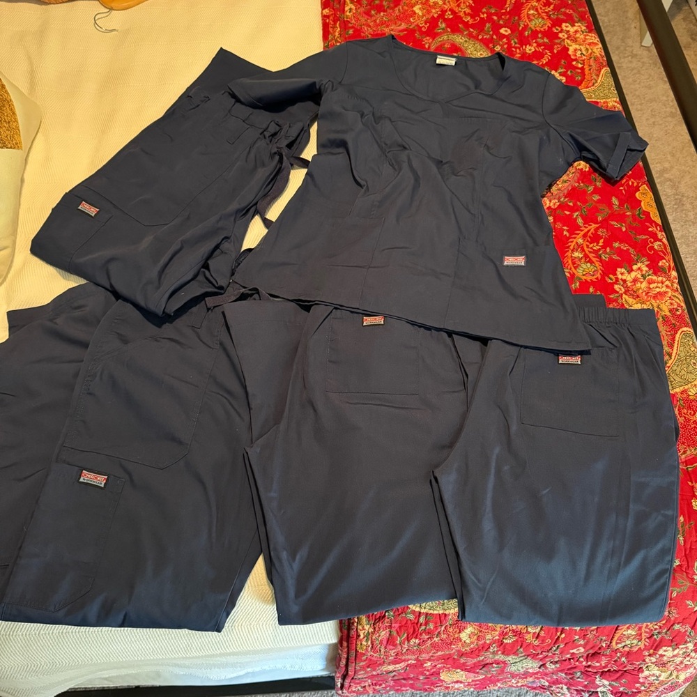 NWOT/EUC Cherokee Workwear scrubs in navy